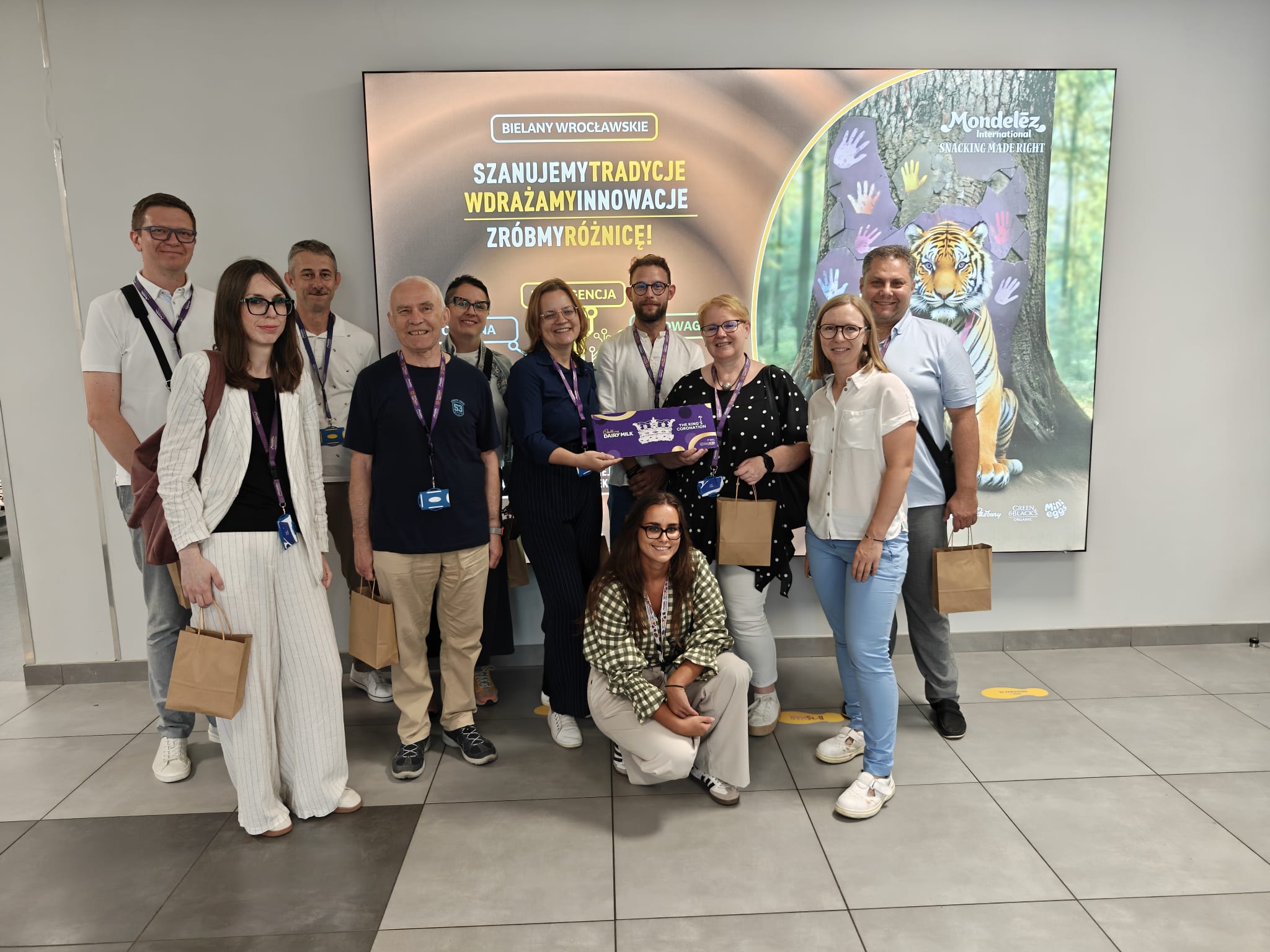Zdjęcie grupowe - pracownicy KL podczas wizyty studyjnej