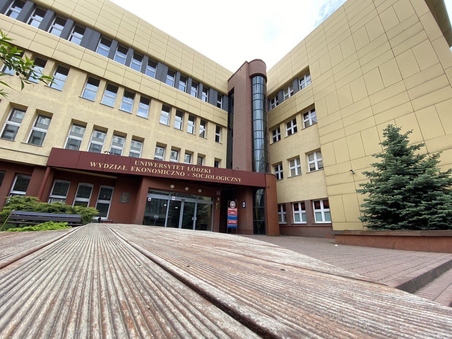 wejście do budynku D