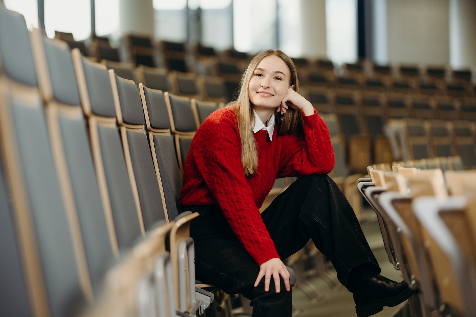 studentka siedząca na auli