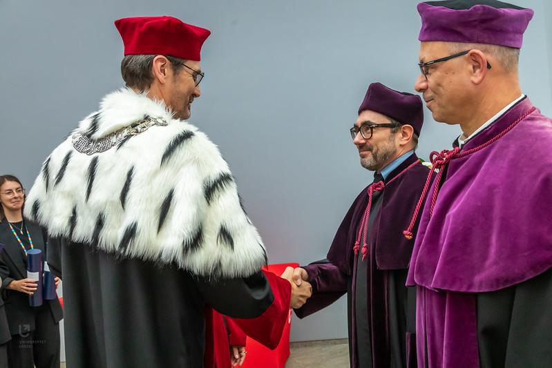 Rektora Matera ściskający dłoń dr Karolowi Franczakowi