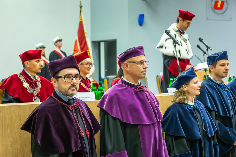 Wyróżnieni pracownicy czekający na wręczenie dyplomu doktora habilitowanego