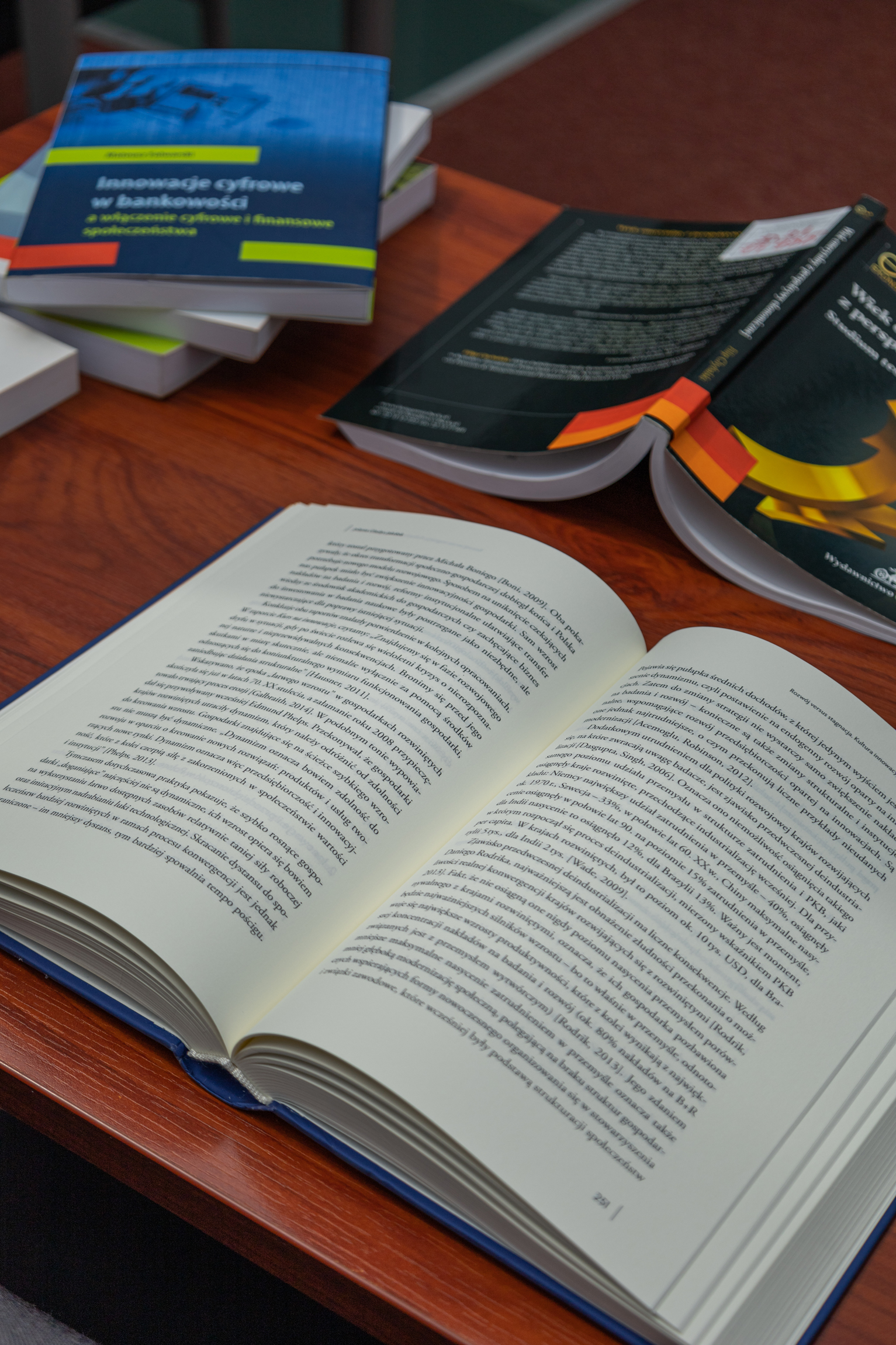 otwarta książka na biurku
