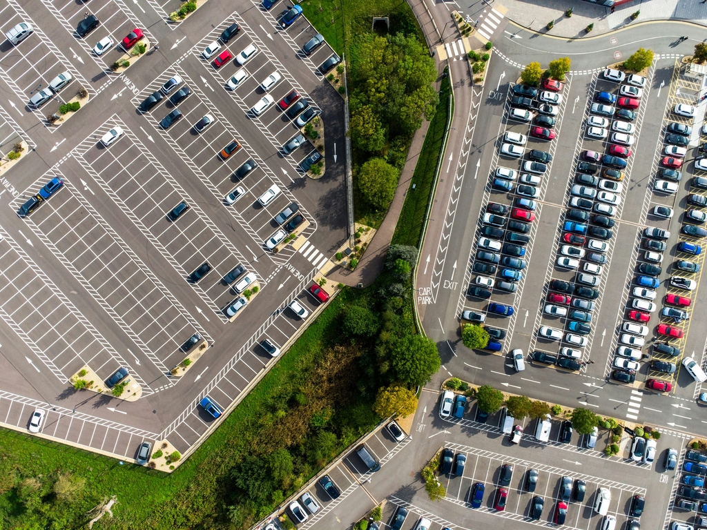 parking z wieloma autami