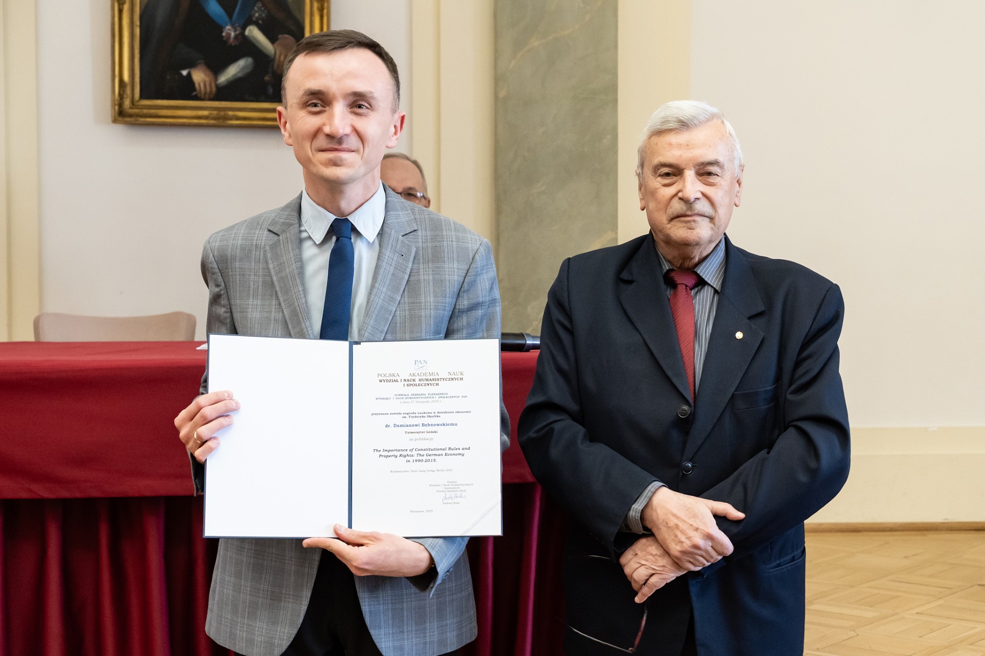 Dr Bębnowski with the award
