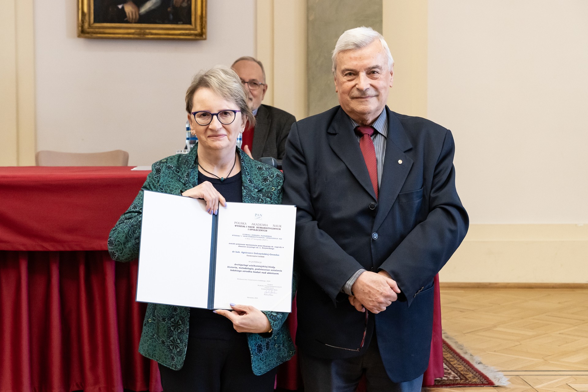 Prof. Golczyńska-Grondas with the award