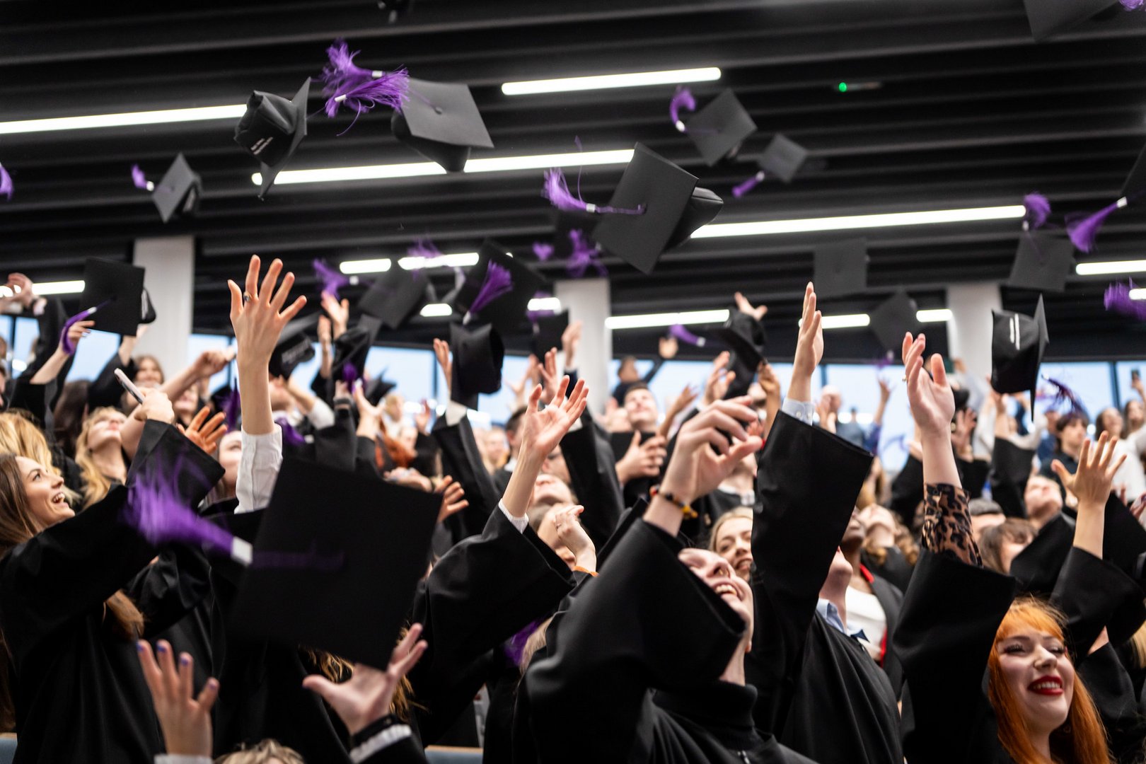 studenci rzucający biretami 