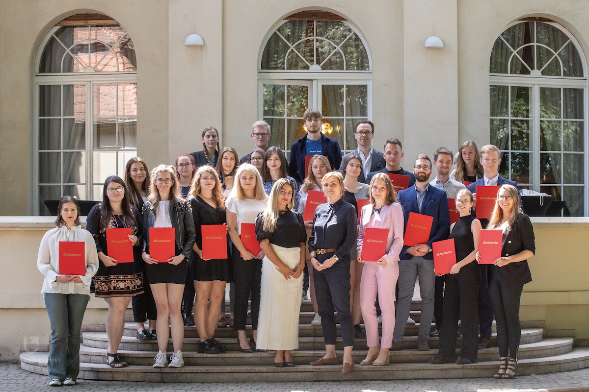 Nagrodzeni studenci pozujący do zdjęcia z dyplomami