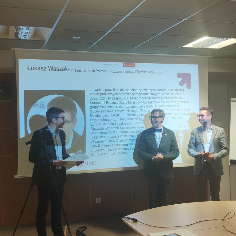 Dziekan Sokołowicz wręcza powołania dla nowych członków Rady Biznesu