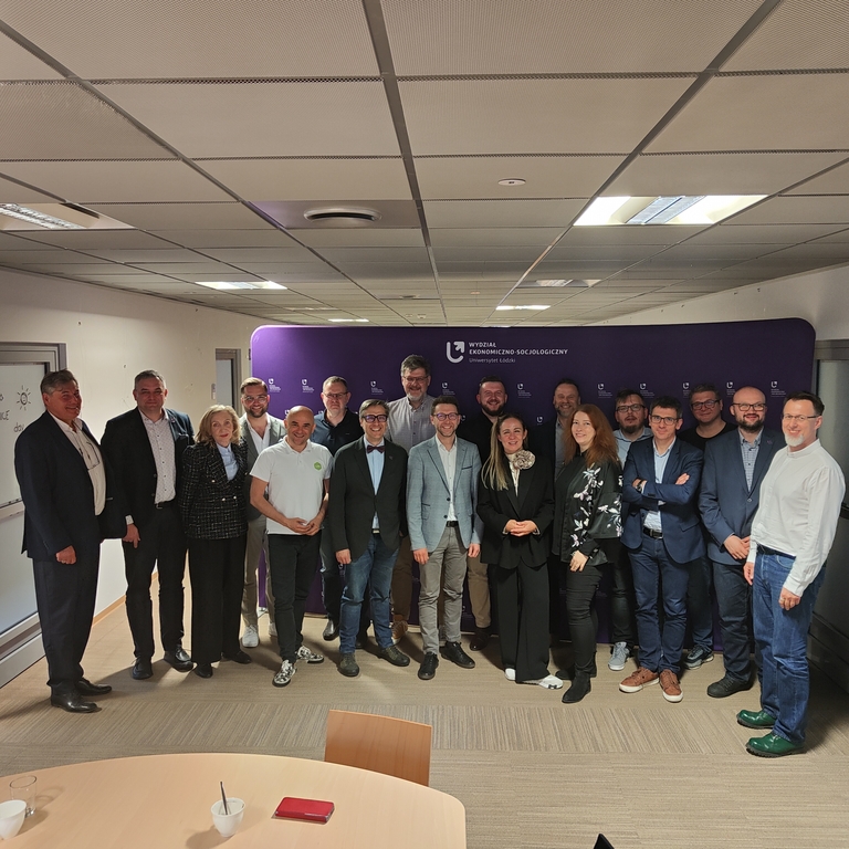 członkowie RB pozujący na tle ścianki zdjęciowej z logo Wydziału Ekonomiczno-socjologicznego