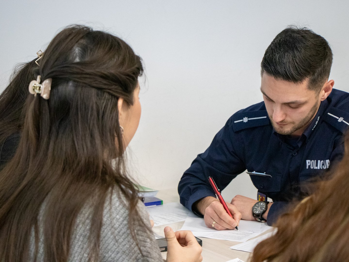 policjant w trakcie lekcji