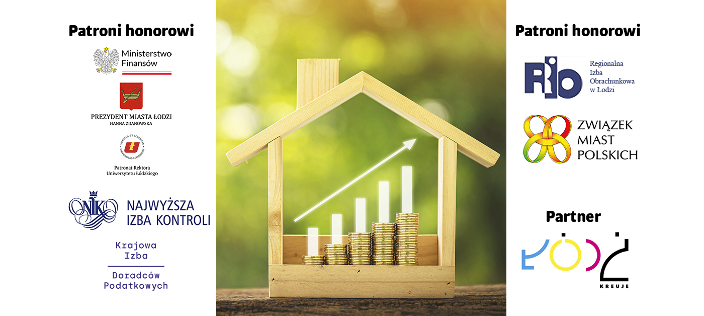 Monety w drewnianym domku-skarbonce.