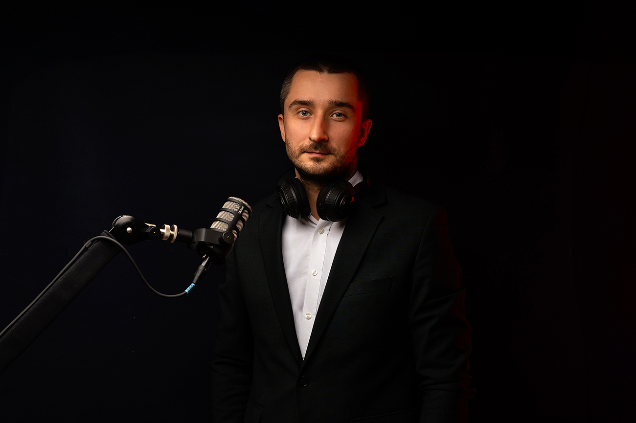 Elegancki mężczyzna ze słuchawkami i mikrofonem