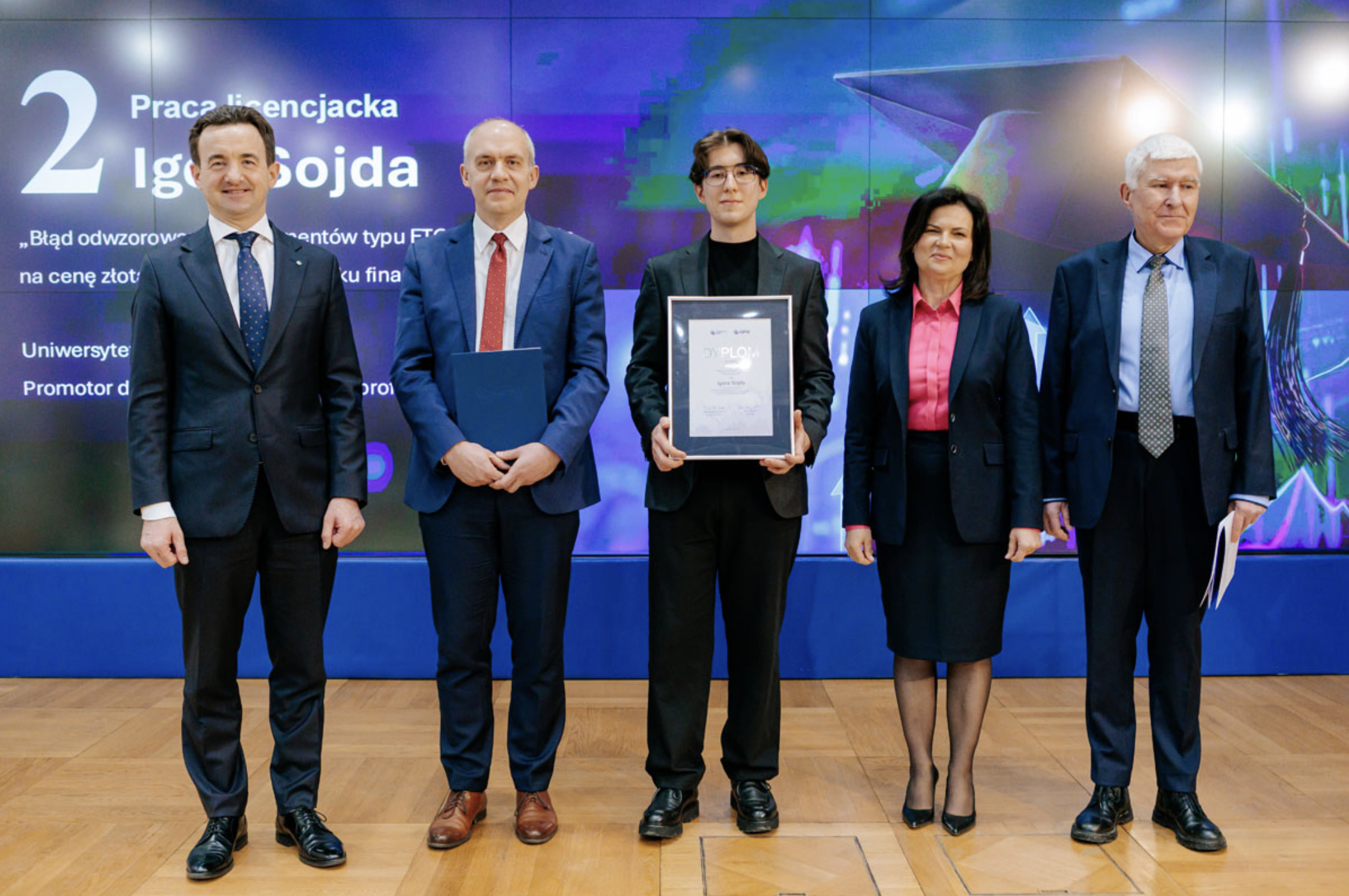 Nagrodzony Igor Sojda z promotorem, prof. Miziołkiem podczas uroczystej gali odebrania nagrody