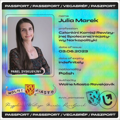 materiał graficzny zaprojektowany na wzór paszportu do Wolnego Miasta Ravejkavik, całość w jaskrawych kolorach, na zdjęciu Julia Marek, brunetka