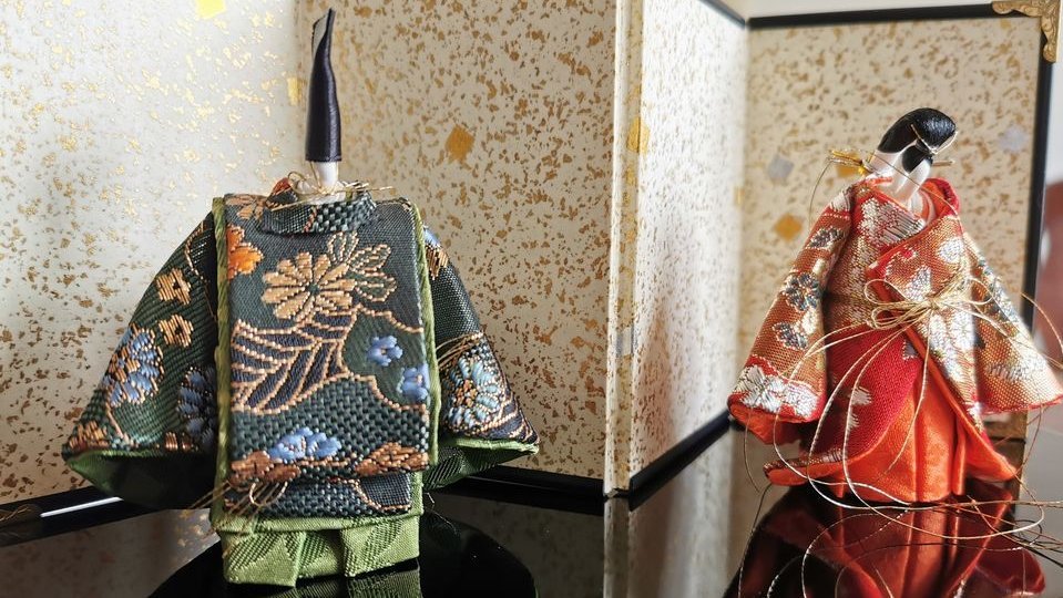 zdjęcie przedstawiające japońskie figurki ubrane w tradycyjne stroje