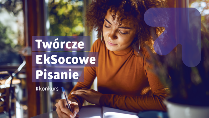 dziewczyna siedzi przy biurku i pisze coś na kartce