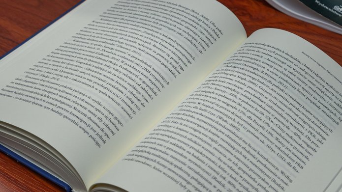 otwarta książka na biurku