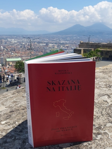 ksiązka na tle włoskiego krajobrazu