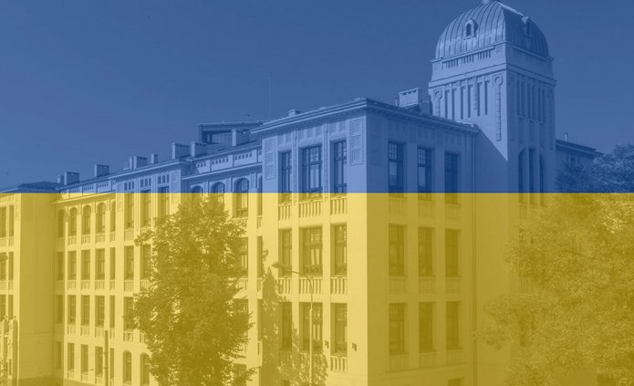 rektorat UŁ w barwach ukraińskiej flagi