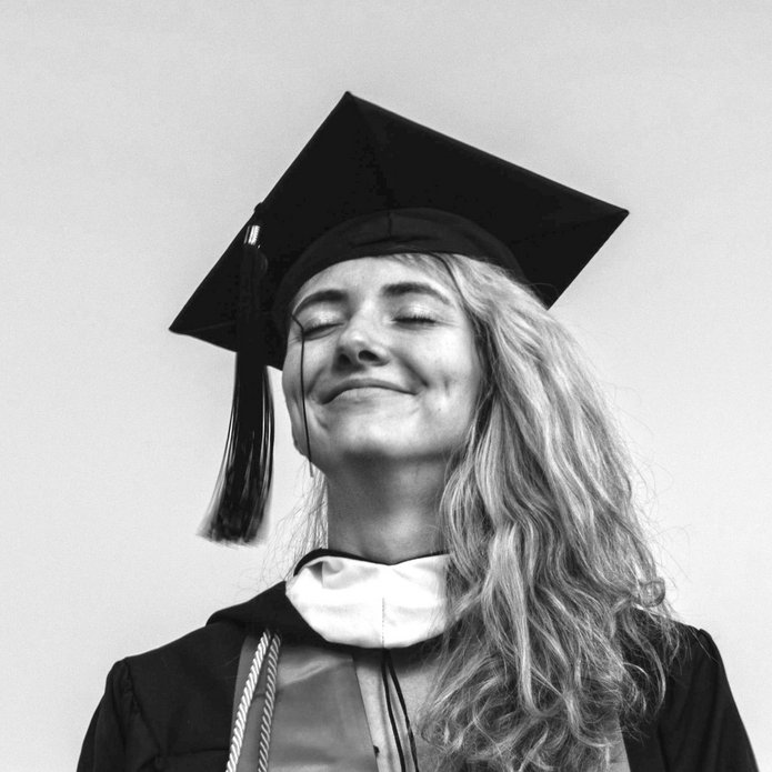 uśmiechnięta dziewczyna w birecie