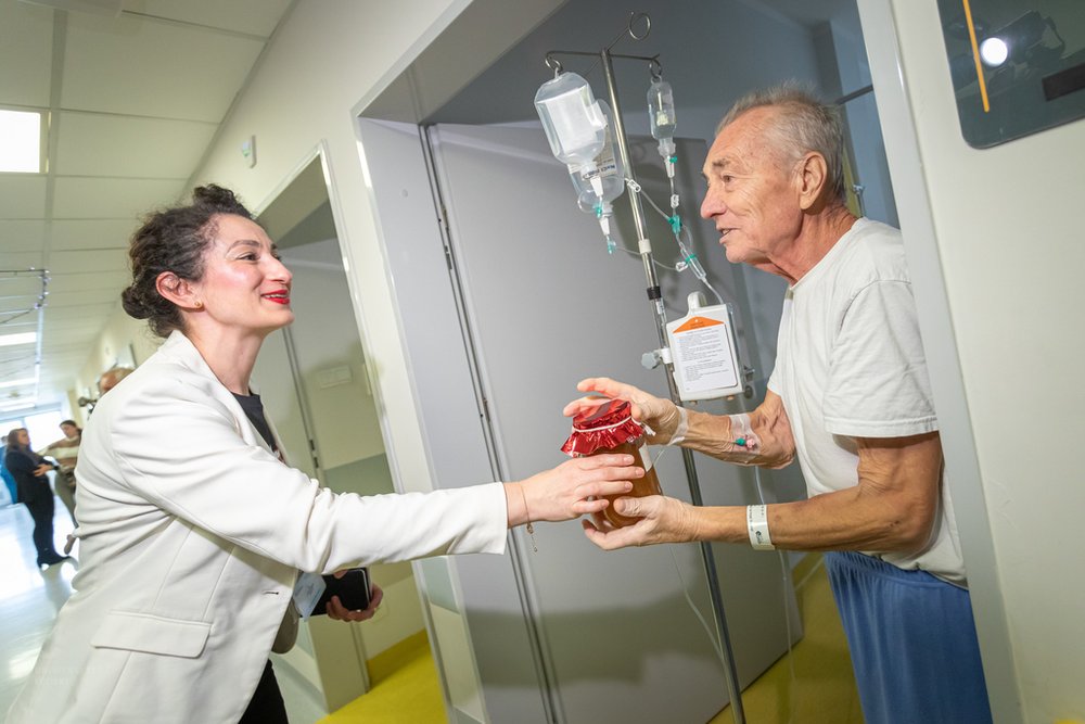 Uroczystość przekazania miodów pacjentom Szpitala im. Kopernika