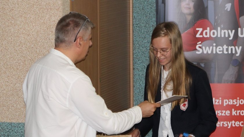 Koordynator programu "Zdolny uczeń-świetny student" Wydziału Biologii i Ochrony Środowiska dr Błażej Rychlik gratuluje uczestniczce seminarium.