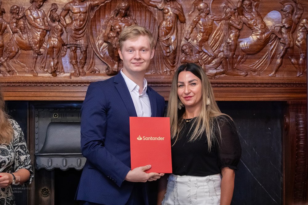 Nagrodzeni studenci pozujący do zdjęcia z dyplomami