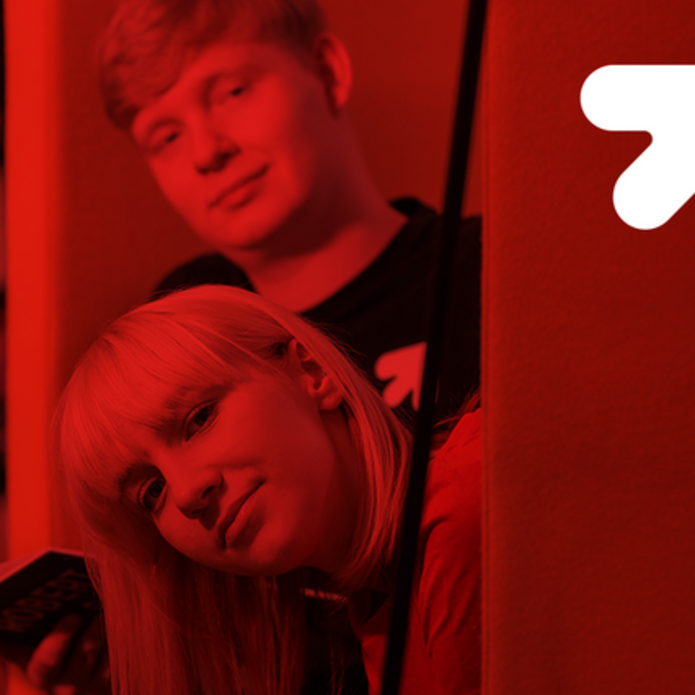 dziewczyna i chłopak patrzą w stronę obiektywu 