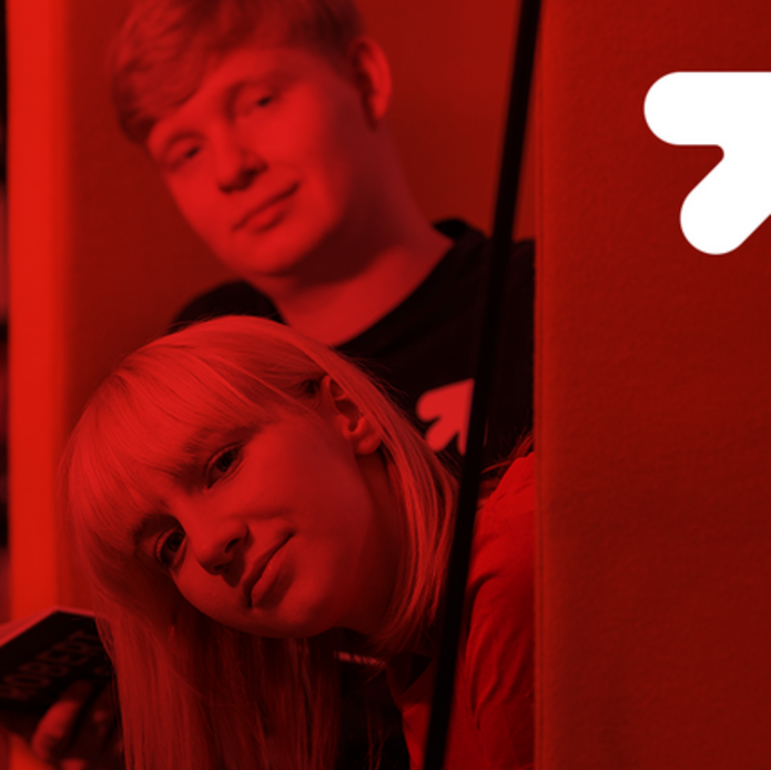 [Translate to English:] dziewczyna i chłopak patrzą w stronę obiektywu 