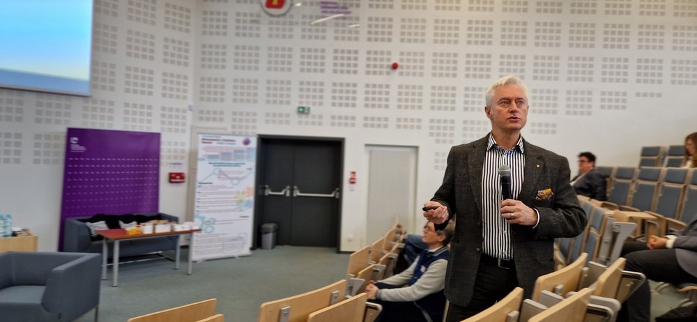 mężczyzna przemawiający do młodzieży