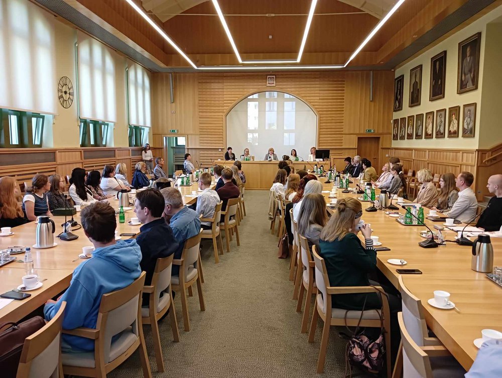 Zdjęcie przedstawicieli Uniwersytetu Łódzkiego i uczestników VI edycji programu UŁ "Zdolny uczeń-świetny student" w Sali Senatu Uniwersytetu Łódzkiego.