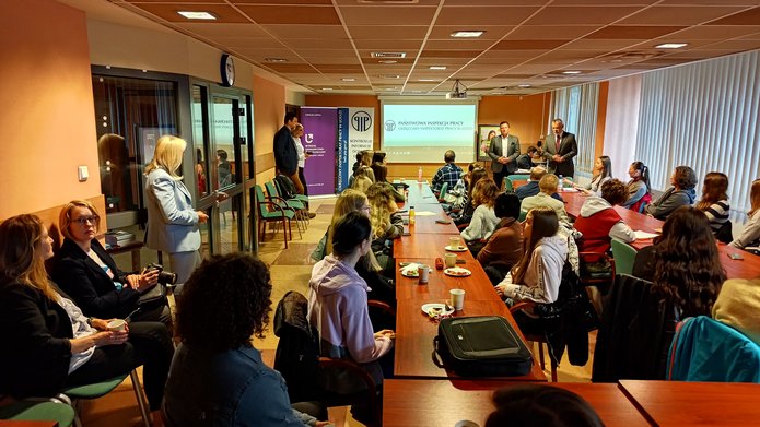 Pełna sala uczestników szkoleń prowadzonych przez Państwową Inspekcję Pracy na EkSocu w dniu 17 maja 2023