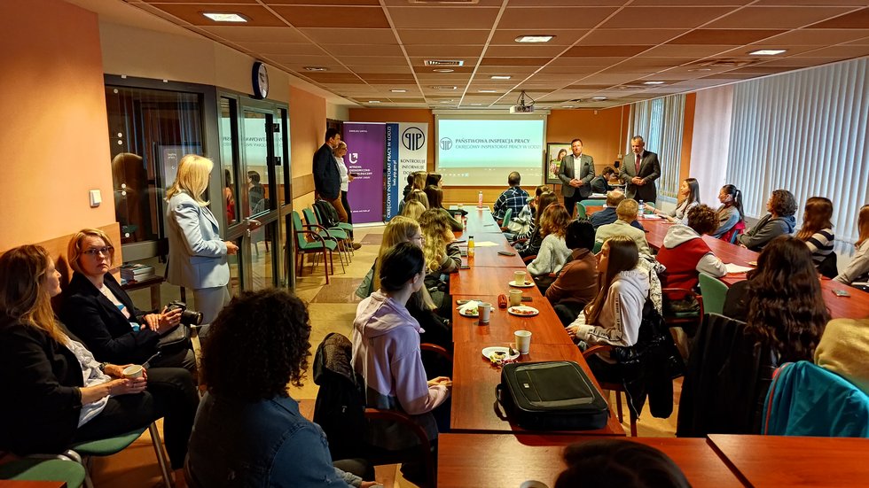 Pełna sala uczestników szkoleń prowadzonych przez Państwową Inspekcję Pracy na EkSocu w dniu 17 maja 2023