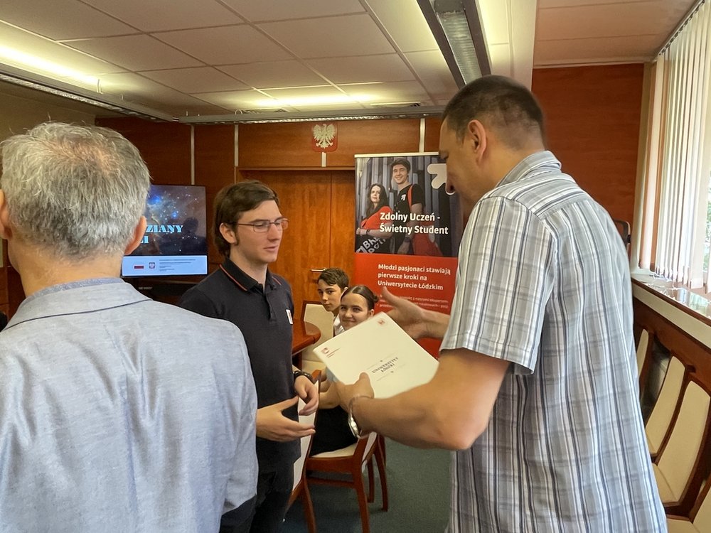 uczestnicy projektu zdolny uczeń, świetny student. Na zdjęciu: uczniowie szkół, wykładowcy UŁ