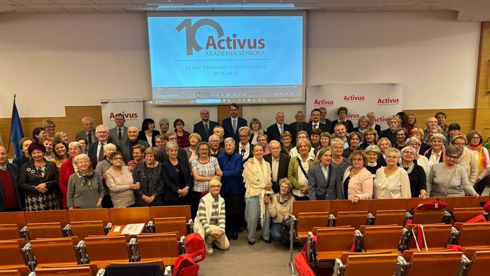 Rektor UŁ, prof. dr hab. Rafał Matera wraz z seniorami i seniorkami Akademii Seniora Activus