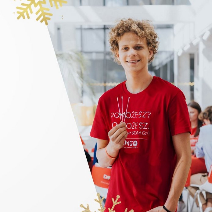  zdjęcie młodego uśmiechniętego mężczyzny trzymającego patyczki do pobrania wymazu