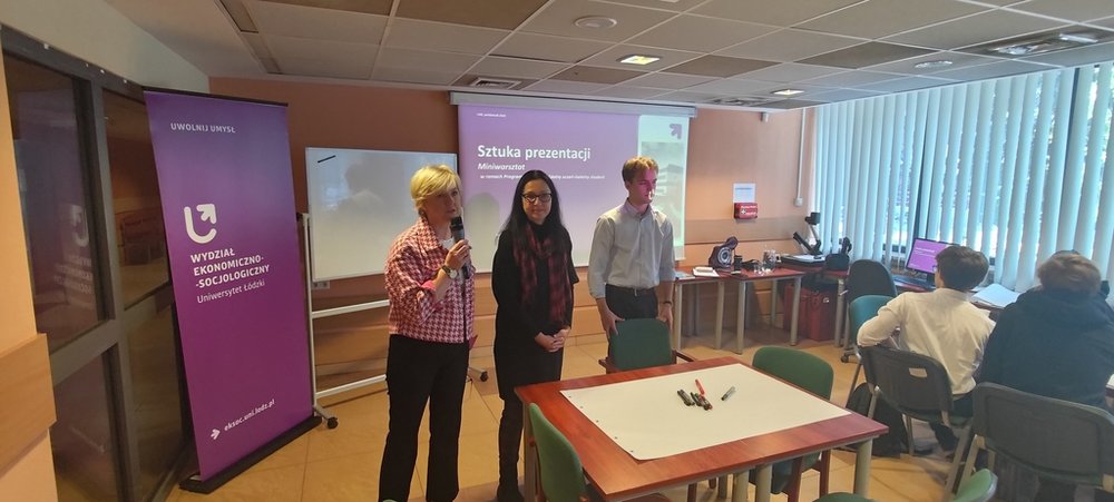 Otwarcie kolejnej edycji programu, trzy osoby przemawiajace