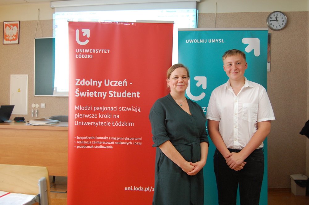 Uczestnicy seminarium podsumowującego VII edycję programu "Zdolny uczeń-świetny student" na  tle banerów Wydziału Chemii UŁ i  baneru ZUŚS