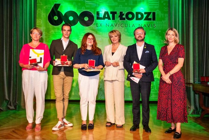 Grupa osób stojąca na scenie