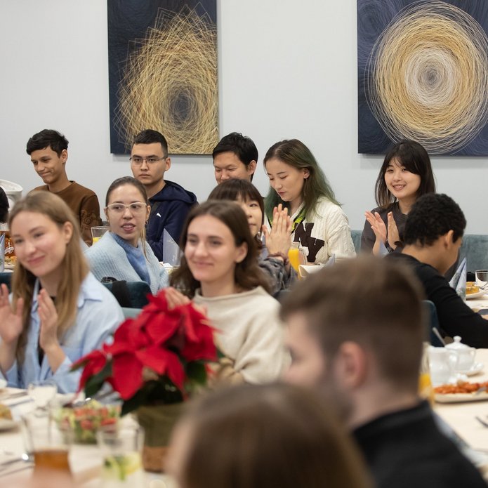 Kilkanaście osób siedzi przy stołach