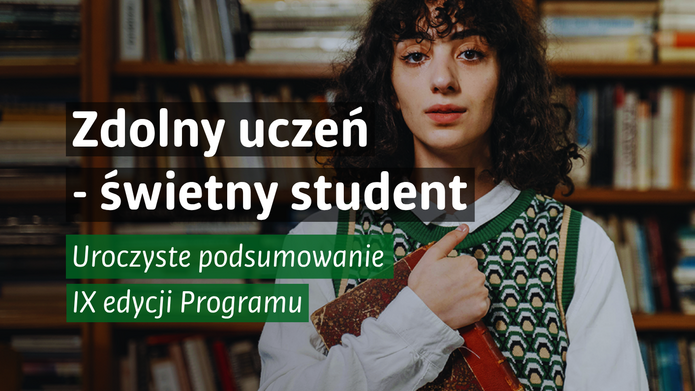 Grafika promocyjna programu „Zdolny uczeń – świetny student”. Na tle regałów z książkami stoi młoda osoba z kręconymi włosami, ubrana w białą koszulę i zieloną kamizelkę we wzory, trzymająca książki przy klatce piersiowej. Po lewej stronie, na półprzezroczystych czarnych polach, umieszczono napis: „Zdolny uczeń – świetny student”. Poniżej, na zielonych paskach, znajduje się informacja: „Uroczyste podsumowanie IX edycji Programu”. W rozszerzonej wersji grafiki dodano hasło „UWOLNIJ UMYSŁ”, logo Uniwersytetu Łódzkiego w lewym dolnym rogu oraz czerwony znak graficzny w prawym górnym rogu. Całość utrzymana jest w akademickim i eleganckim charakterze.