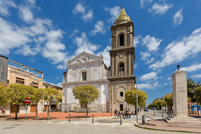 zdjęcie kamiennego kościoła na rynku we włoskiej miejscowości Benevento