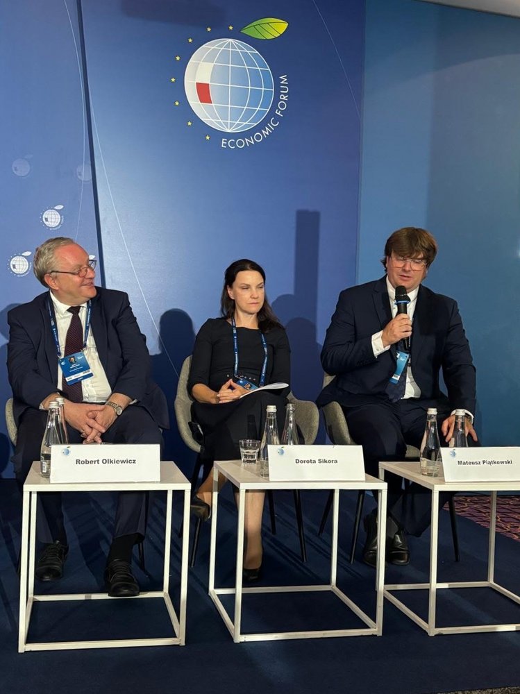 Participants in the debate on disinformation 