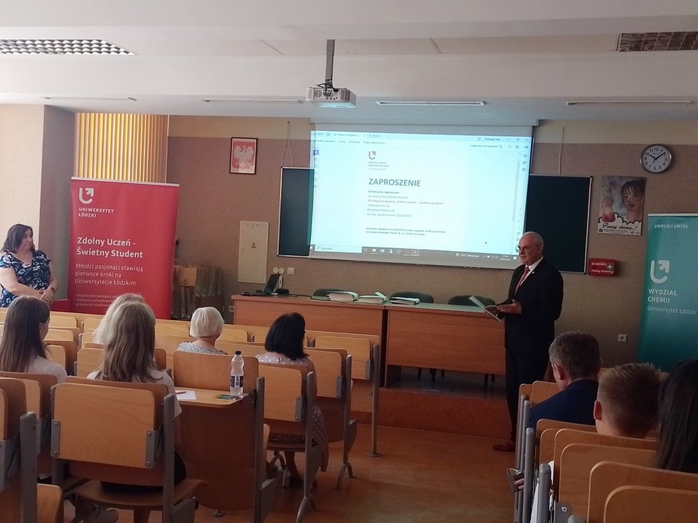 Koordynator ZUŚŚ na Wydziale Chemii UŁ iProrektor UŁ ds. studentów i jakości kształcenia, dr hab. Robert Zakrzewski, prof. UŁ podczas uroczystego seminarium podsumowującego VII edycję programu "Zdolny uczeń-świetny student" na Wydziale Chemii