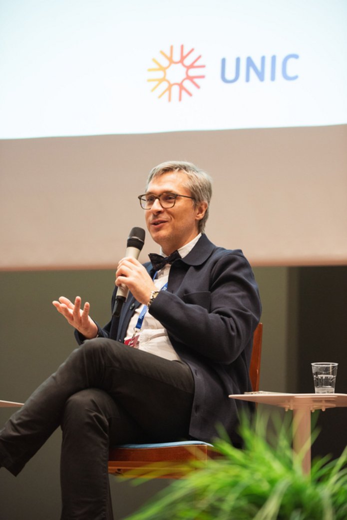 Mariusz Sokołowicz mówiący do mikrofonu