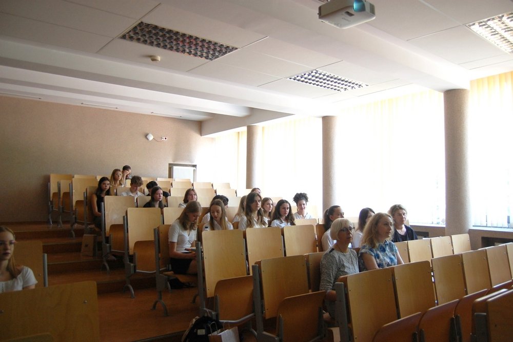 Uczestnicy seminarium podsumowującego VII edycję programu "Zdolny uczeń-świetny student" w sali Wydziału Chemii