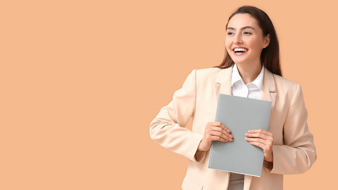 Kobieta trzymająca dokumenty