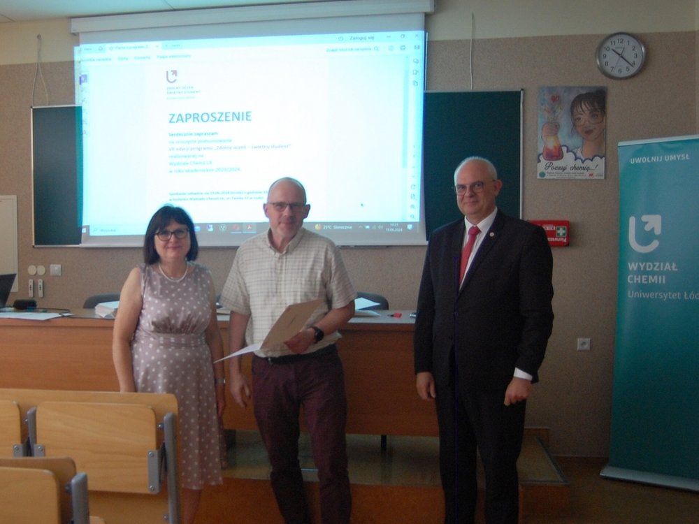 Prorektor UŁ ds. studentów i jakości kształcenia, dr hab. Robert Zakrzewski, prof. UŁ, Dziekan Wydziału Chemii UŁ prof. dr hab. Sławomira Skrzypek i Mentor programu