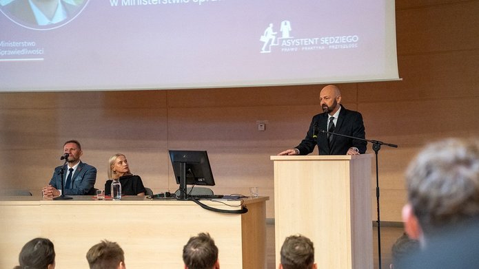 Grupa ludzi na konferencji