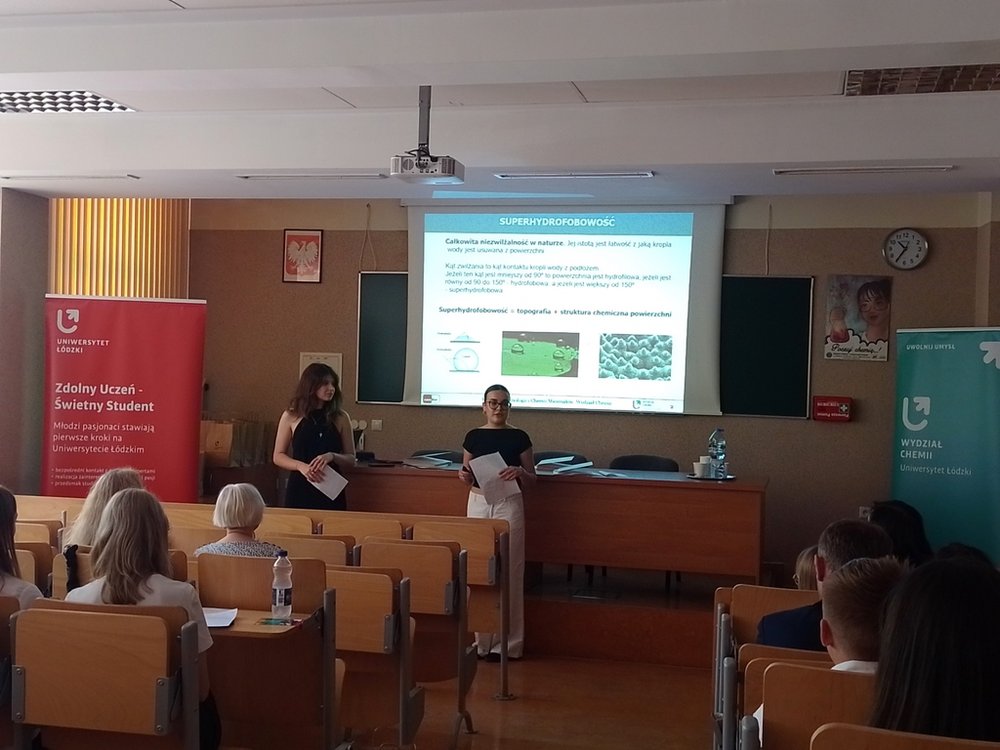 Uczestnicy seminarium podsumowującego VII edycję programu "Zdolny uczeń-świetny student" na Wydziale Chemii UŁ